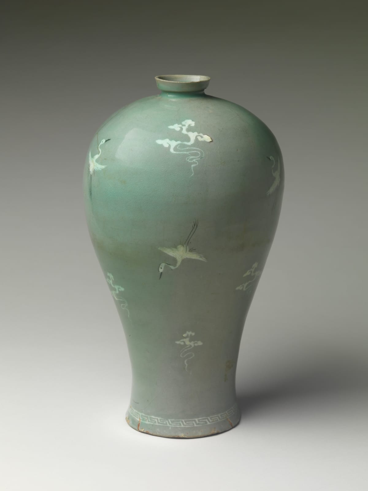 Vase maebyeong en céladon Goryeo, motif de grues et nuages